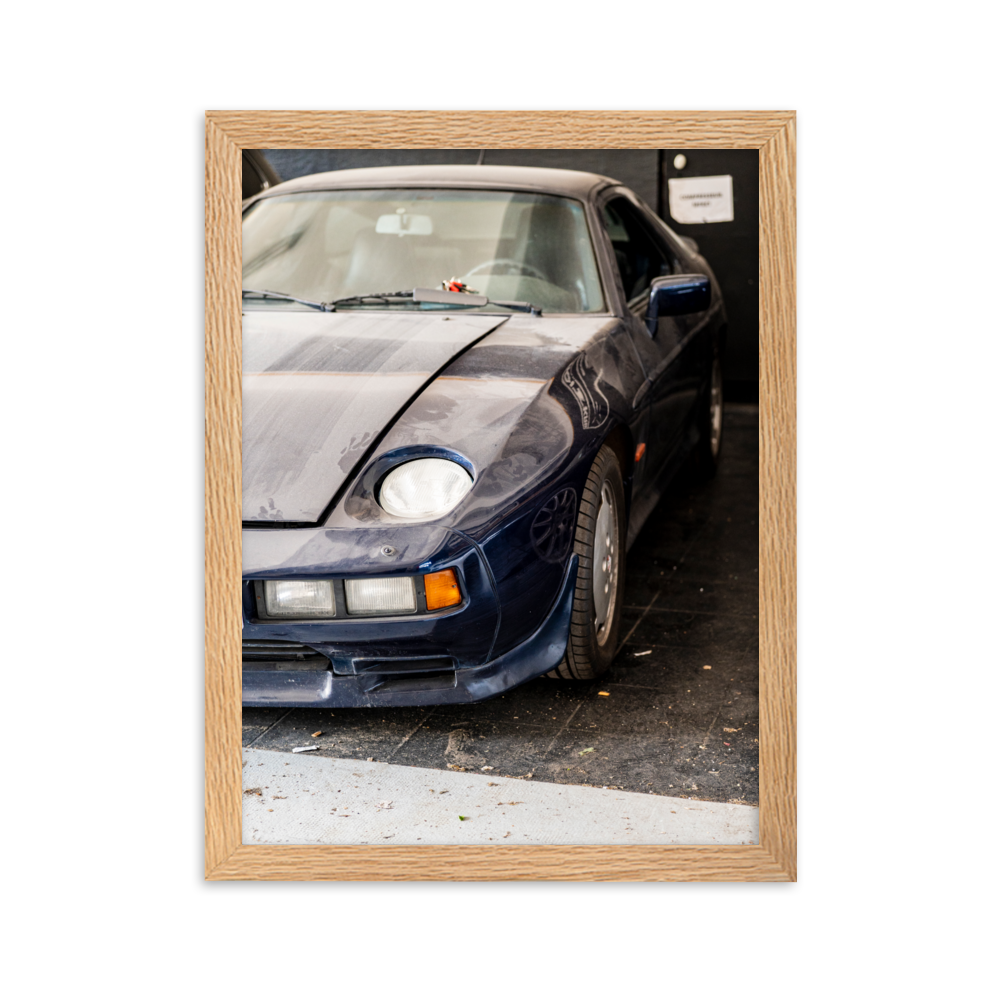 Poster d'une photographie d'une Porsche 928 poussiéreuse stationnée dans un coin discret.