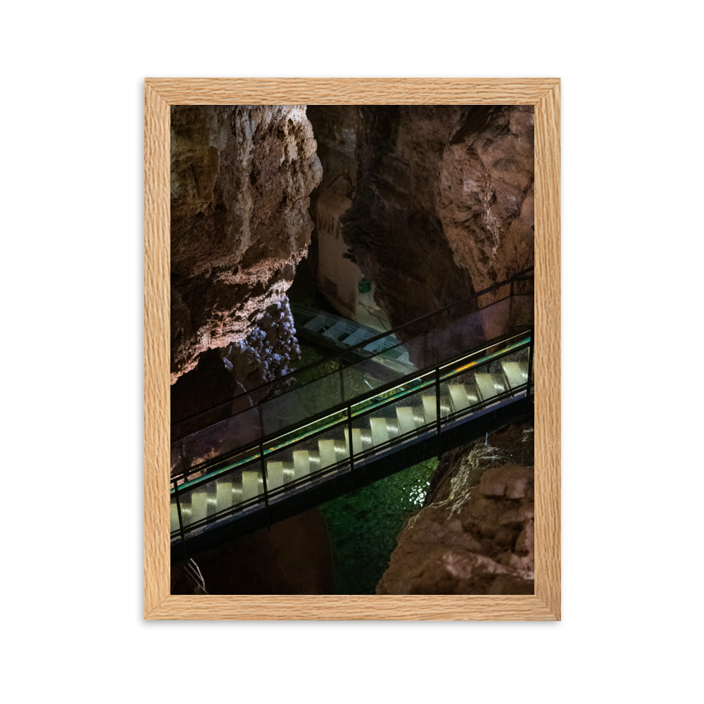 Barque en métal amarrée dans une rivière souterraine pour l'exploration des grottes.