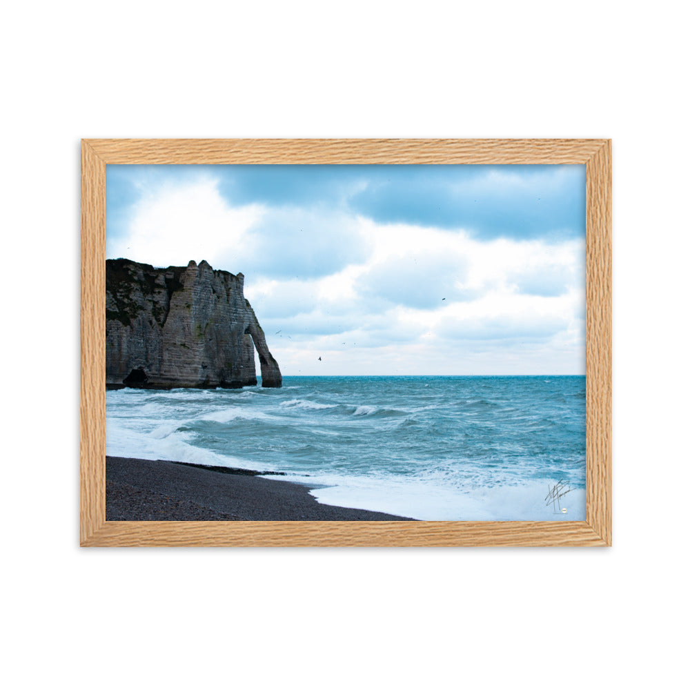 Photographie apaisante de la plage d'Etretat, où la mer caresse le rivage sous un ciel clair. Une représentation parfaite de la tranquillité et de la beauté naturelle de la côte normande.