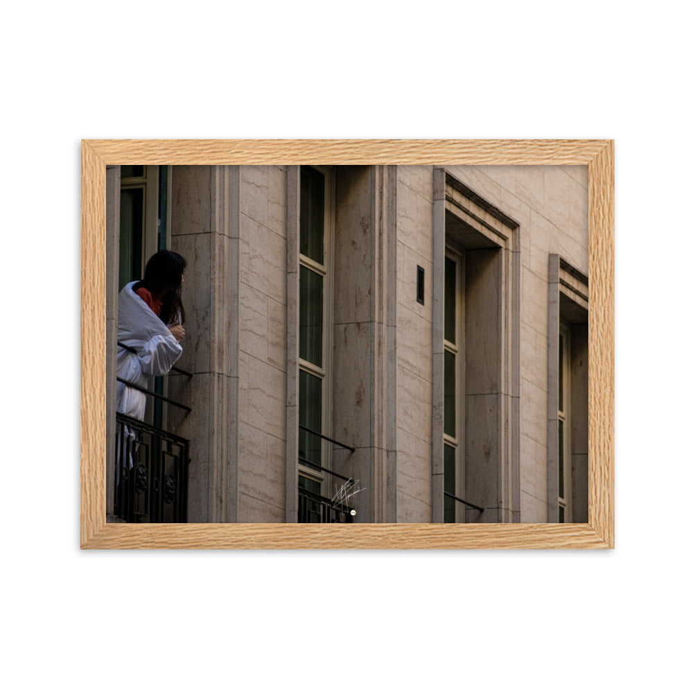 Photographie d'une femme s'étirant à sa fenêtre près des Champs Elysées, enveloppée d'une couverture, évoquant la sérénité des matins parisiens.