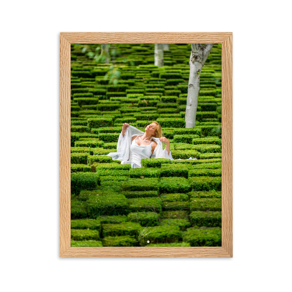 Portrait élégant de 'Blanche', une femme blonde vêtue de blanc, posant au milieu d'un jardin verdoyant et luxuriant, évoquant la beauté et la sérénité.