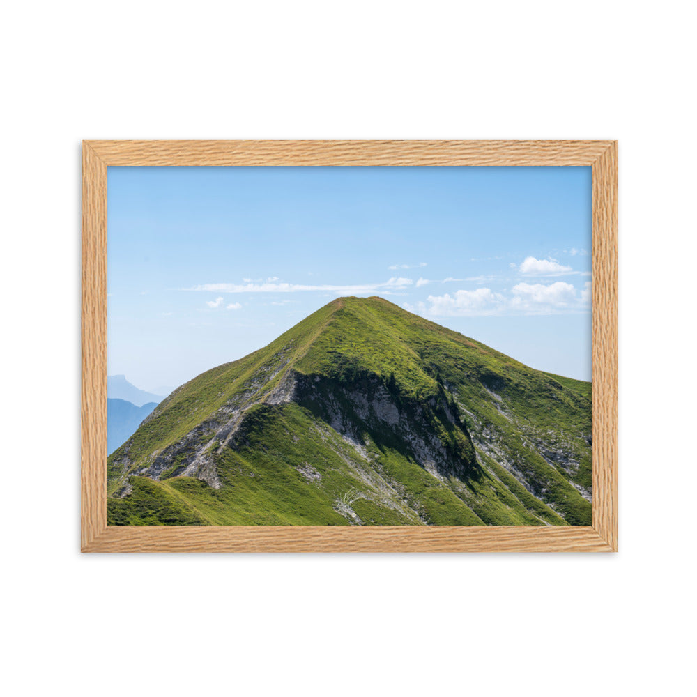 Vue panoramique du 'Mamelon Vert' avec sa végétation luxuriante et montagneuse, encadrée en bois de chêne.