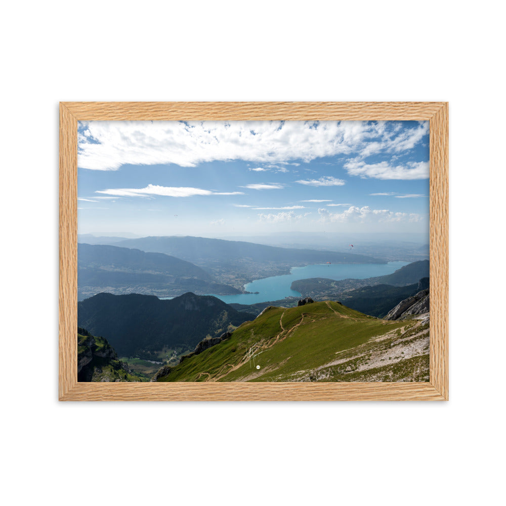 Vue panoramique du lac d'Annecy, entouré de montagnes majestueuses, avec un cadre en bois de chêne massif.