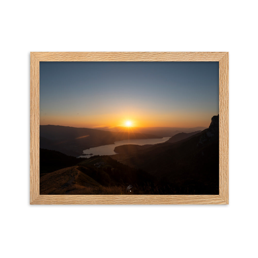 Coucher de soleil éclatant sur le lac d'Annecy vu depuis La Tournette, encadré dans un cadre en chêne massif.