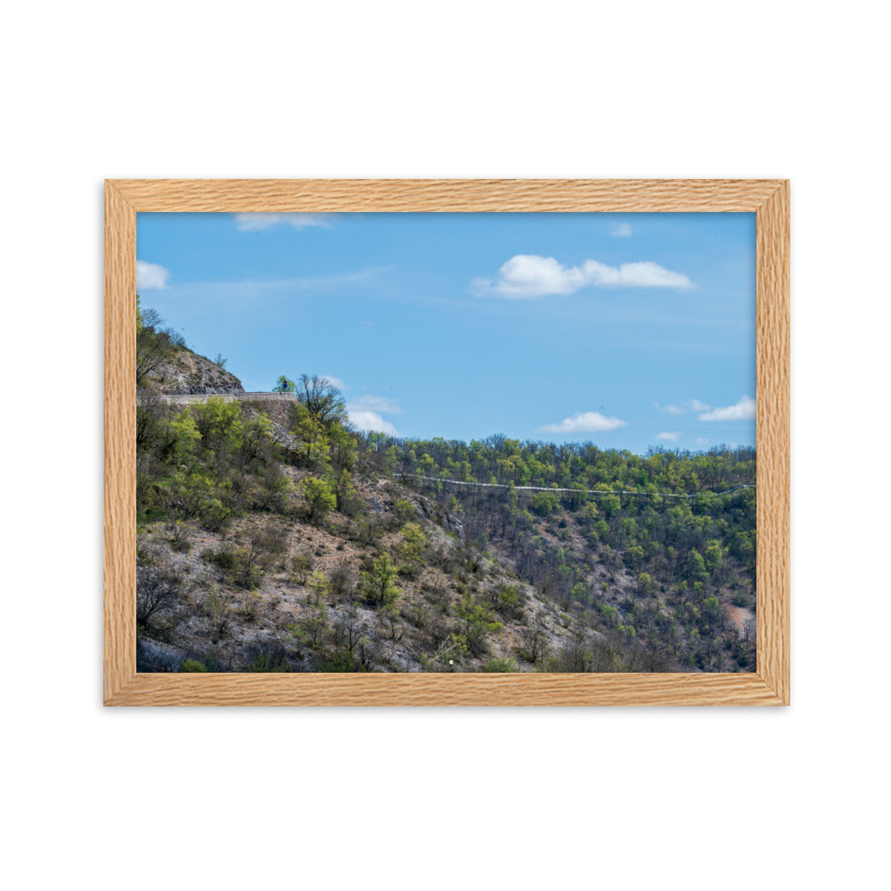 Photographie de 'Sécheresse', montrant un paysage d'Occitanie avec arbres verts et terre sèche, encadré pour une présentation élégante.