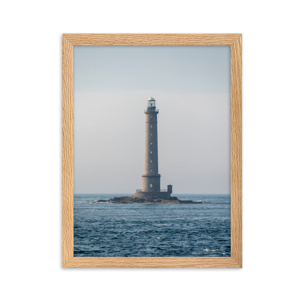 Photographie en couleur du Phare de la Hague par Yann Peccard, encadrée élégamment, capturant la sérénité maritime et la majesté de la nature.