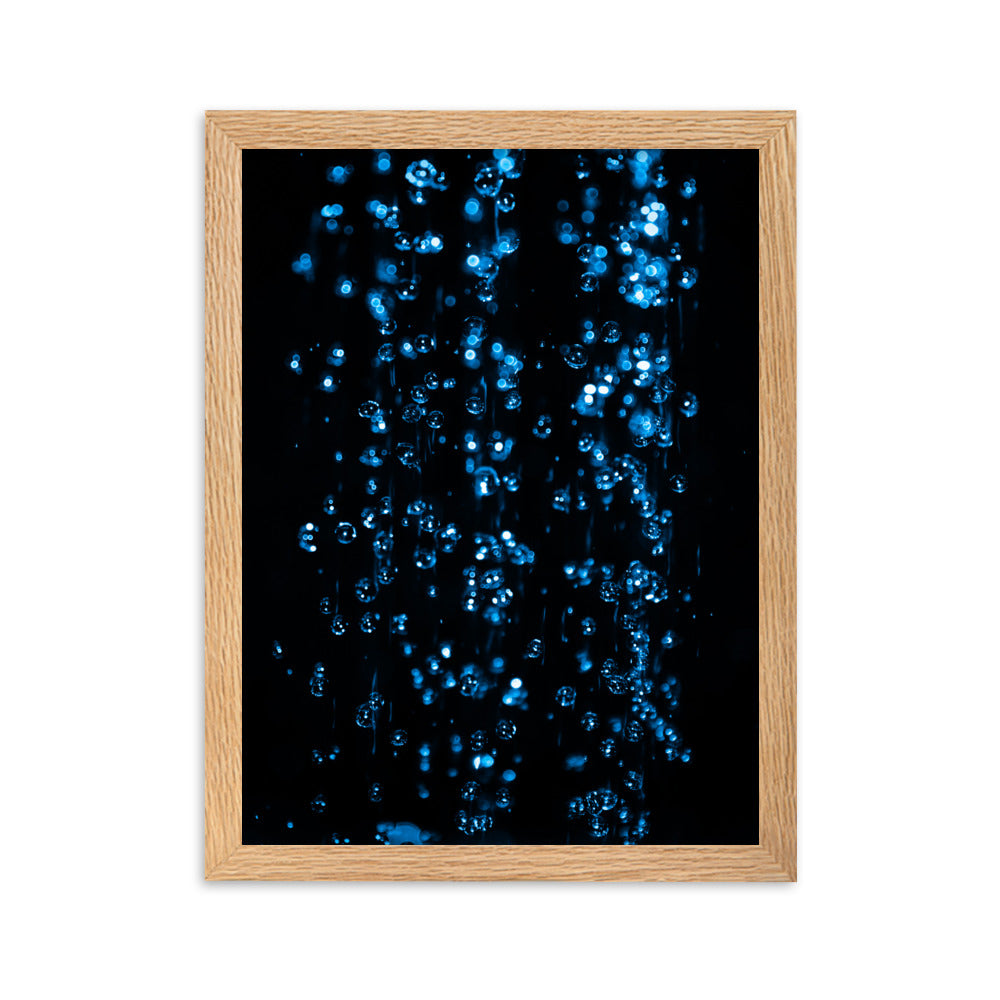 Photographie "L'eau" par Hadrien Geraci, gouttes d'eau bleues sur fond noir