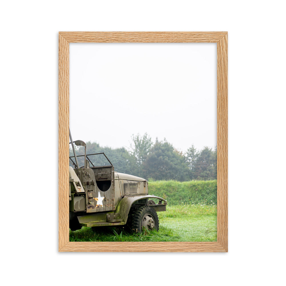 Image détaillée du véhicule militaire "GMC CCKW" dans son environnement naturel, photographie d'Yann Peccard, parfaite pour ajouter une touche historique à tout espace.