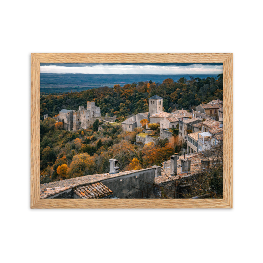 Photographie d'un village médiéval automnal, capturée par Adrien Louraco, offrant une vue pittoresque qui allie histoire et nature dans un cadre élégant.