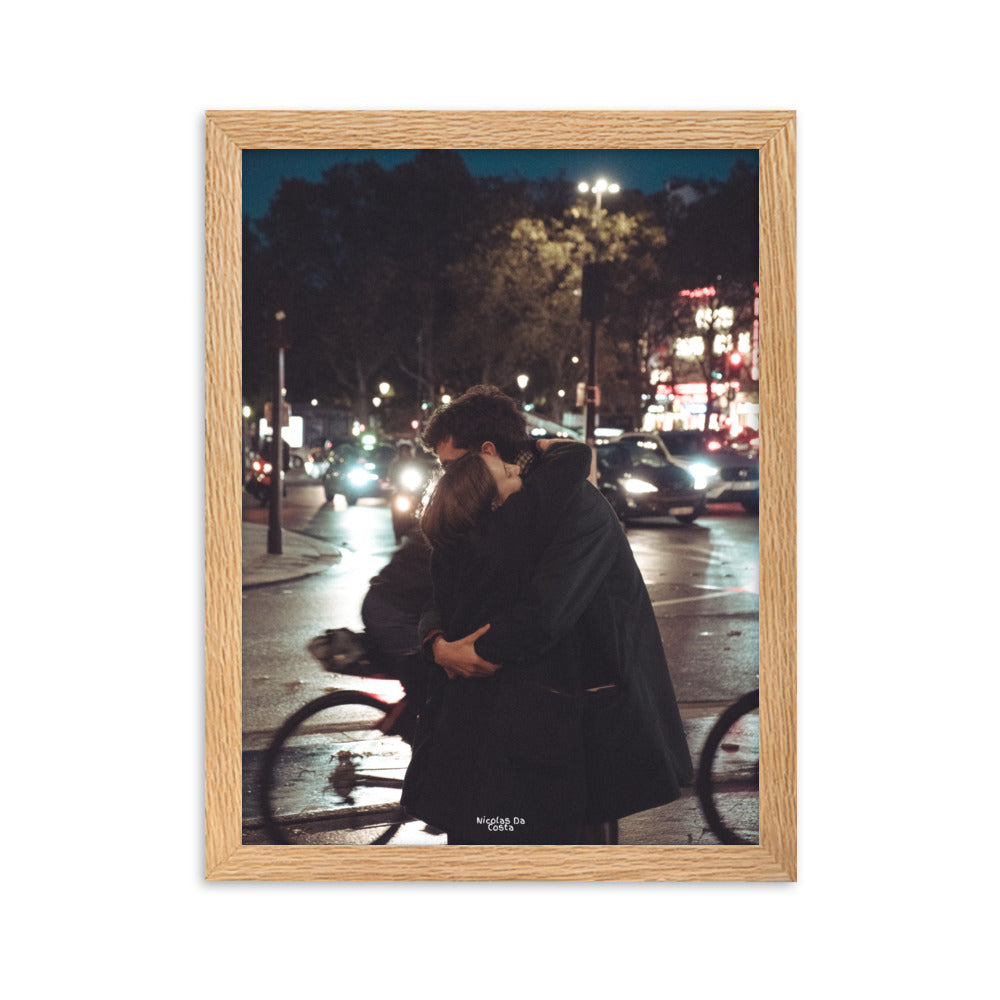 Poster encadré "Étreinte Urbaine" par Nicolas Da Costa, montrant une scène romantique en milieu urbain, idéal pour ceux qui cherchent à capturer l'essence de la connexion humaine.