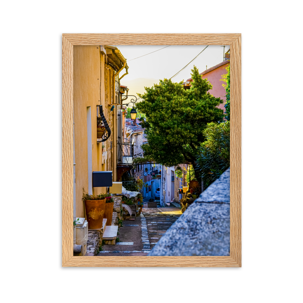 Poster coloré "Rue de Cuers" montrant une rue pittoresque d'un village provençal, baignée de soleil et d'ambiance méditerranéenne.