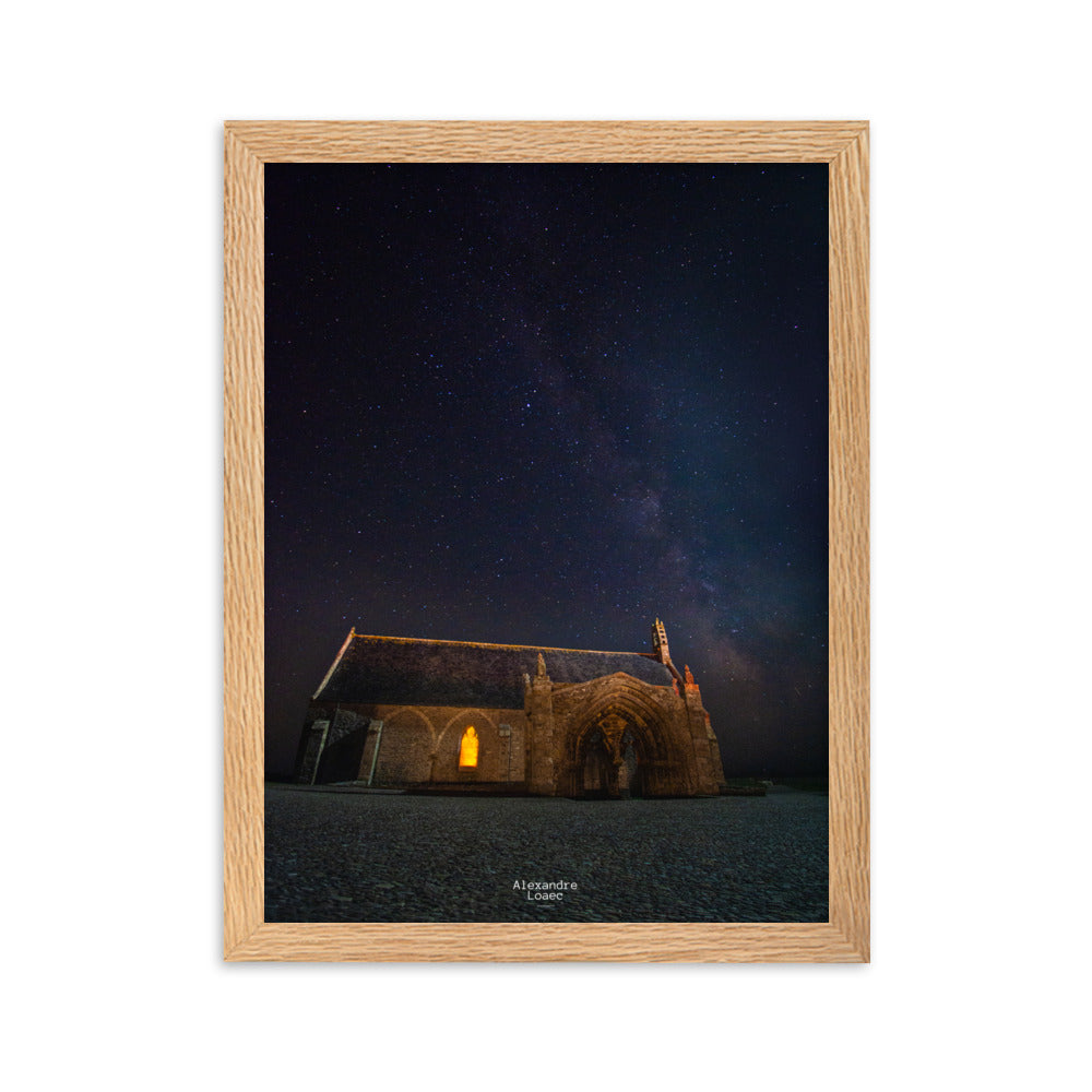 Poster captivant "Notre-Dame des Grâces sous les cieux", montrant l'ancienne église de St-Mathieu dans le Finistère, un joyau d'architecture et d'histoire.