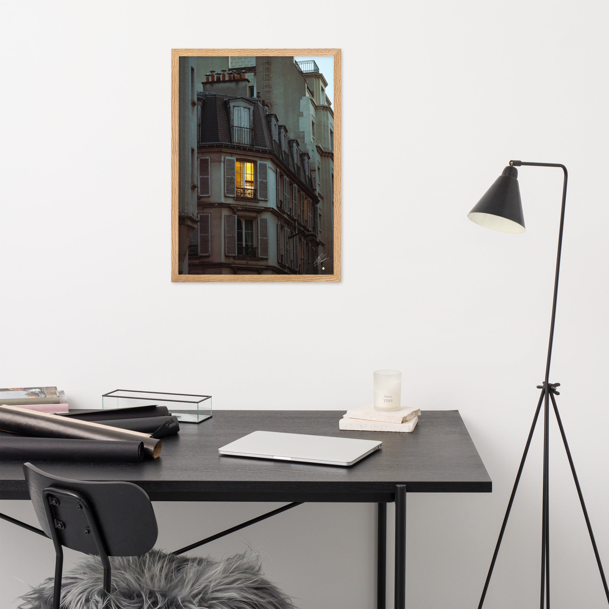 Photographie nocturne d'un bâtiment parisien vintage. Une fenêtre illuminée projette une lumière douce et chaleureuse, évoquant l'intimité d'un foyer parisien.