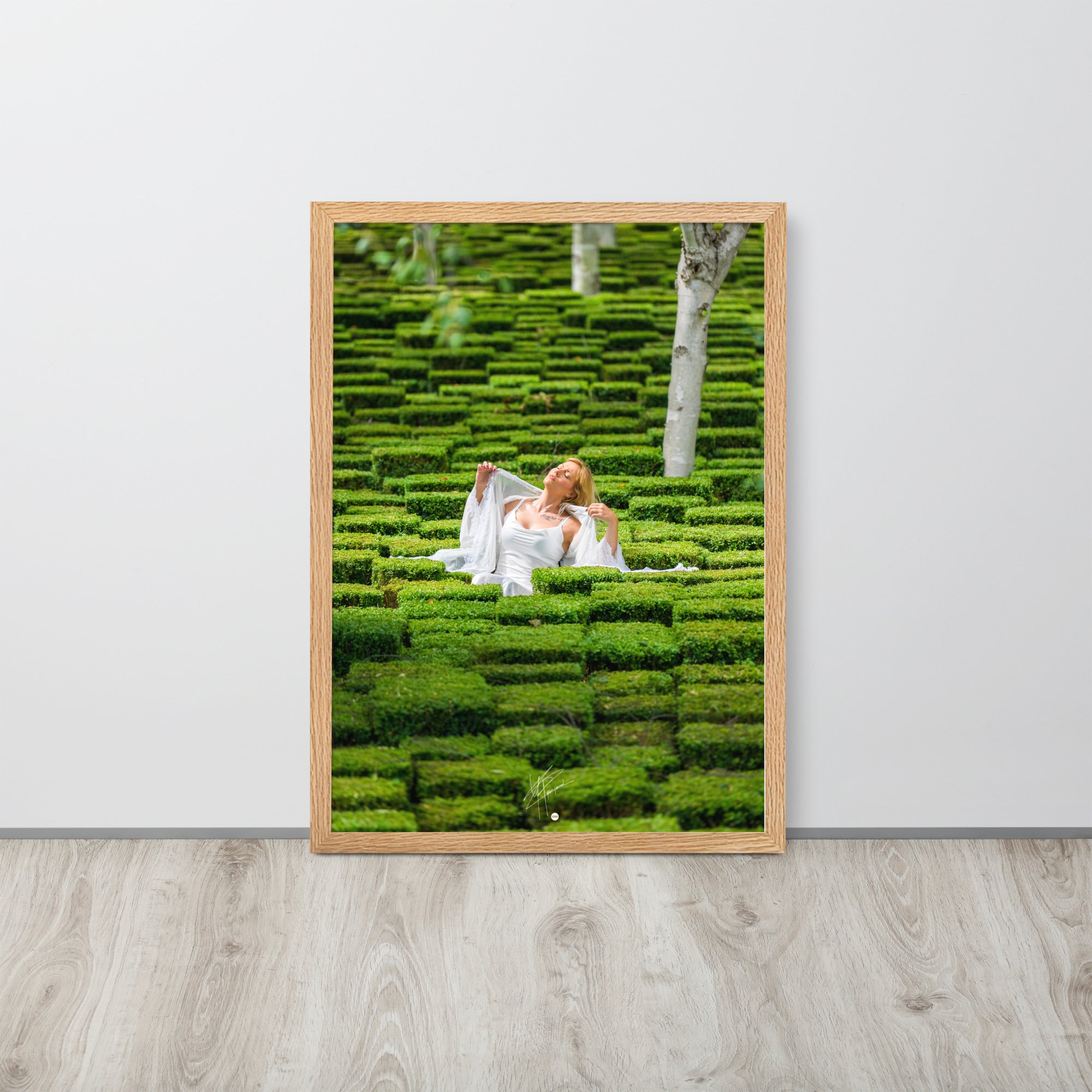 Portrait élégant de 'Blanche', une femme blonde vêtue de blanc, posant au milieu d'un jardin verdoyant et luxuriant, évoquant la beauté et la sérénité.