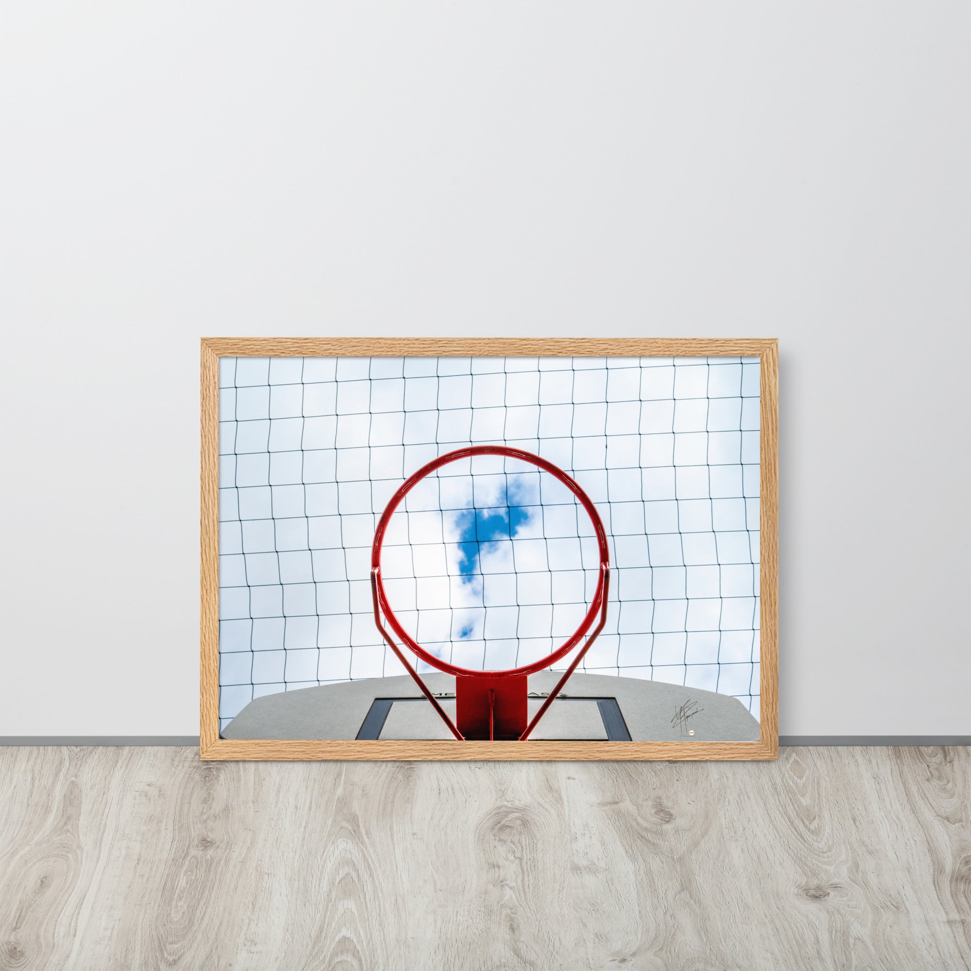 Vue en contre-plongée d'un panier de basket-ball, encadrant une échappée bleue dans un ciel nuageux, une interprétation artistique du jeu dans les cieux.