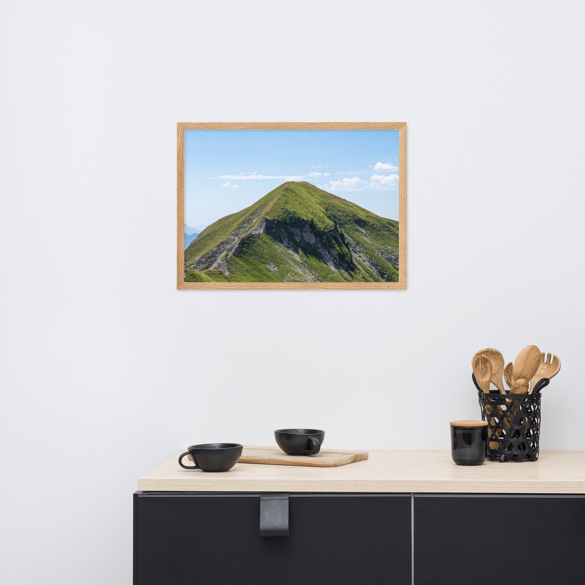 Vue panoramique du 'Mamelon Vert' avec sa végétation luxuriante et montagneuse, encadrée en bois de chêne.