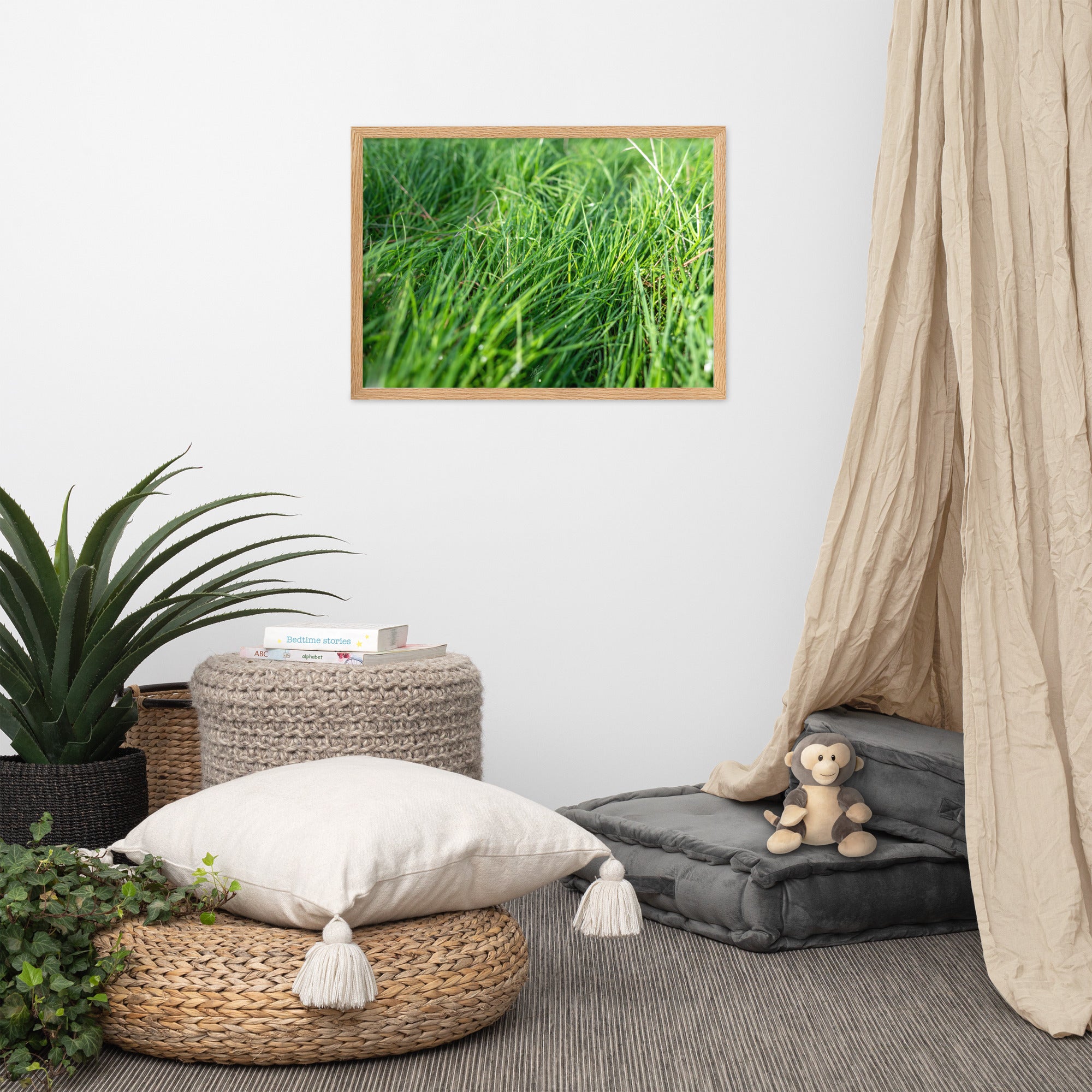 Photographie de 'Le Vent', montrant de l'herbe verte inclinée par une brise légère, encadrée dans un cadre en bois élégant.