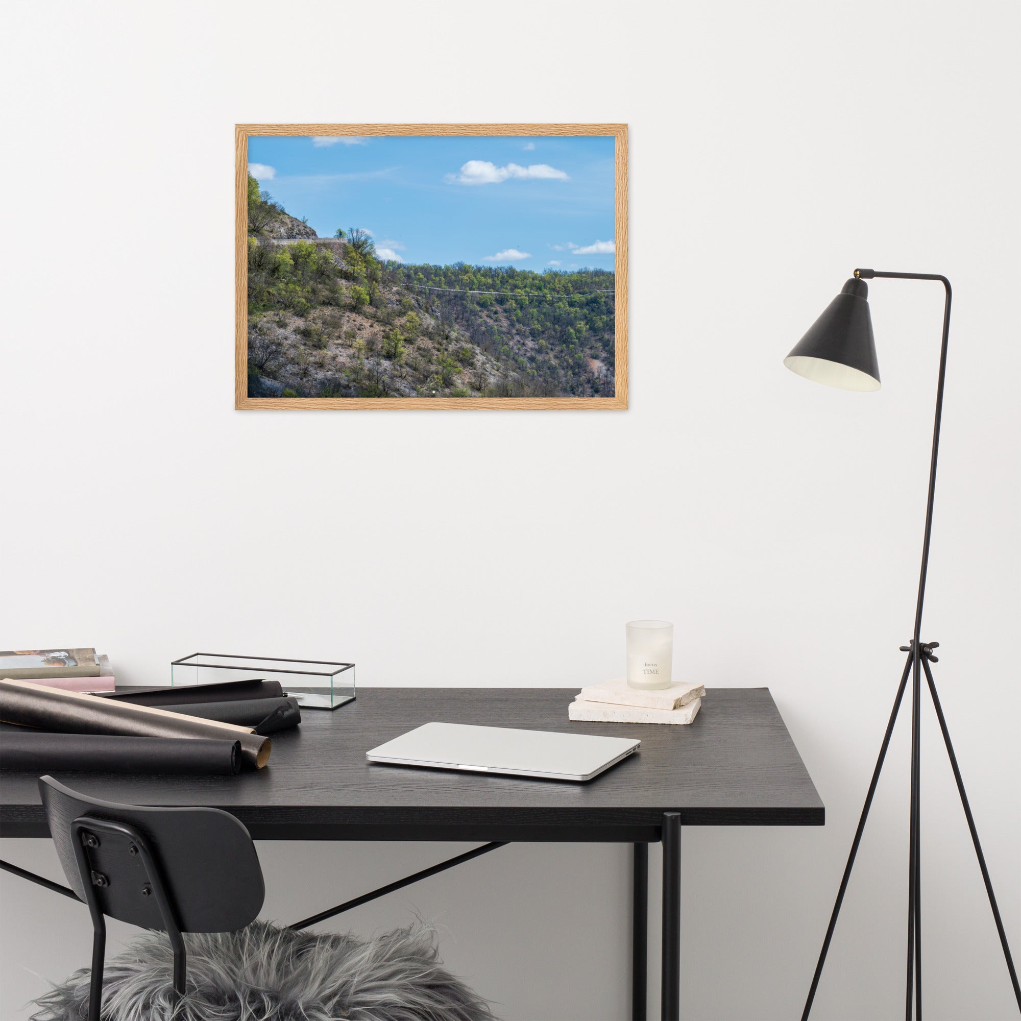 Photographie de 'Sécheresse', montrant un paysage d'Occitanie avec arbres verts et terre sèche, encadré pour une présentation élégante.