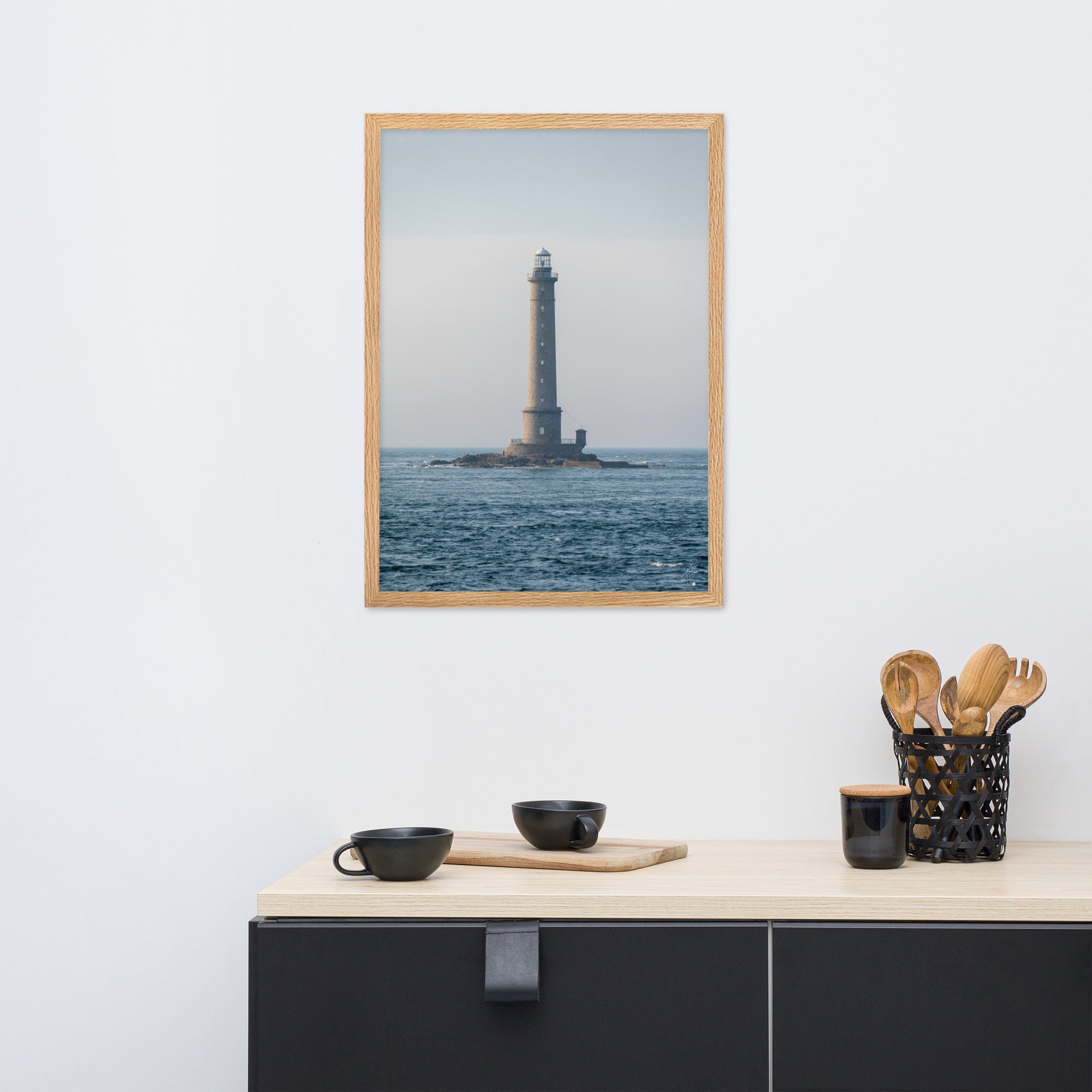 Photographie en couleur du Phare de la Hague par Yann Peccard, encadrée élégamment, capturant la sérénité maritime et la majesté de la nature.