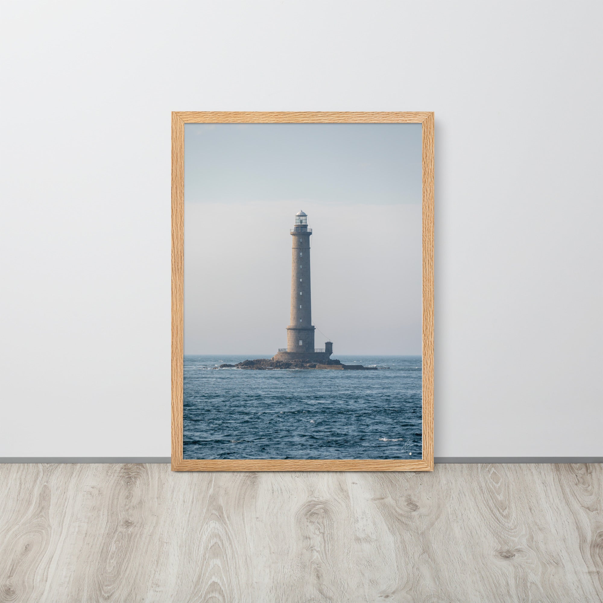 Photographie en couleur du Phare de la Hague par Yann Peccard, encadrée élégamment, capturant la sérénité maritime et la majesté de la nature.