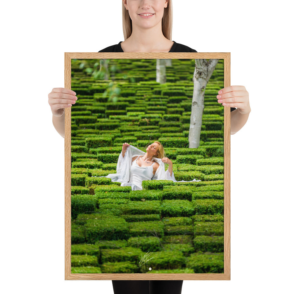 Portrait élégant de 'Blanche', une femme blonde vêtue de blanc, posant au milieu d'un jardin verdoyant et luxuriant, évoquant la beauté et la sérénité.