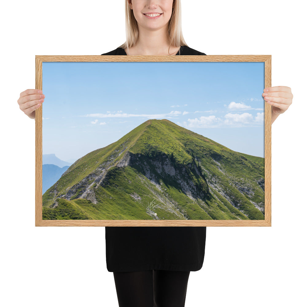 Vue panoramique du 'Mamelon Vert' avec sa végétation luxuriante et montagneuse, encadrée en bois de chêne.