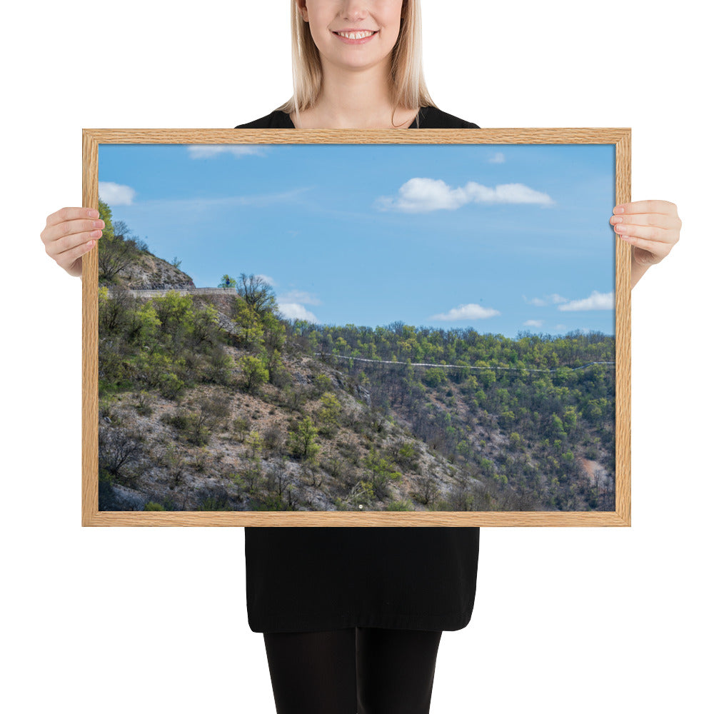 Photographie de 'Sécheresse', montrant un paysage d'Occitanie avec arbres verts et terre sèche, encadré pour une présentation élégante.