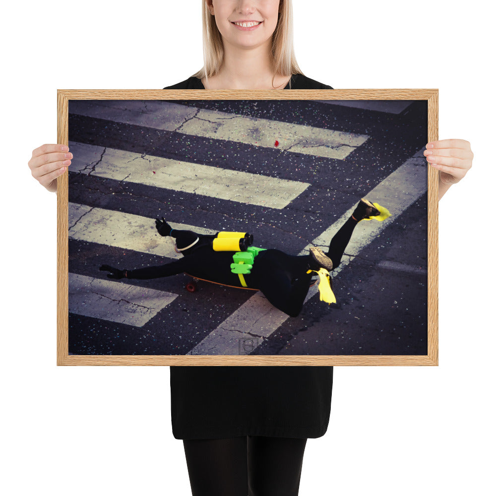 Photographie humoristique d'un homme déguisé en plongeur avec des bouteilles d'oxygène jaunes, roulant sur un skateboard dans les rues de Paris, œuvre de Hadrien Geraci.