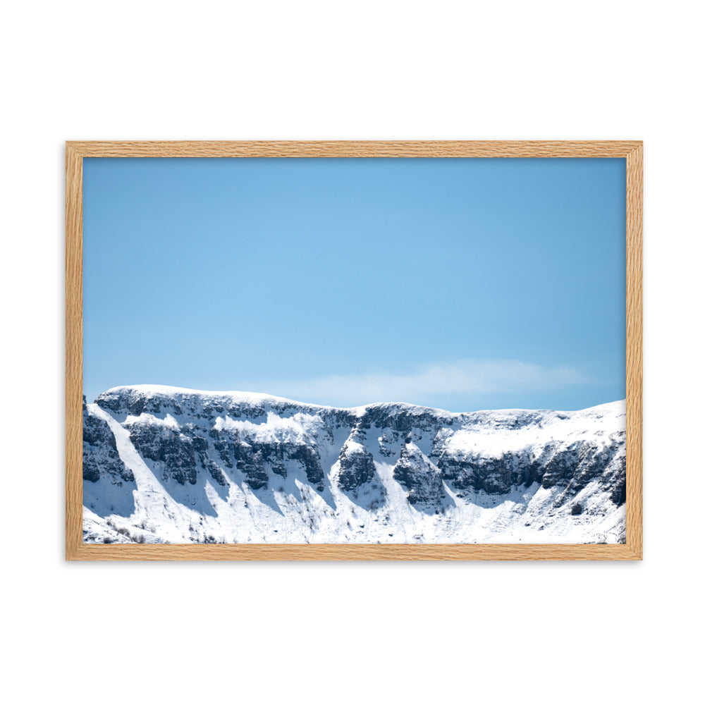 Photographie des montagnes enneigées du Cantal sous un ciel bleu ensoleillé