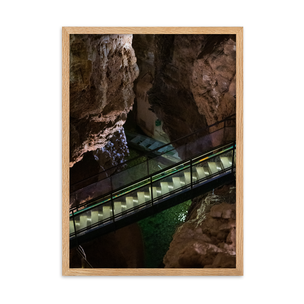 Barque en métal amarrée dans une rivière souterraine pour l'exploration des grottes.