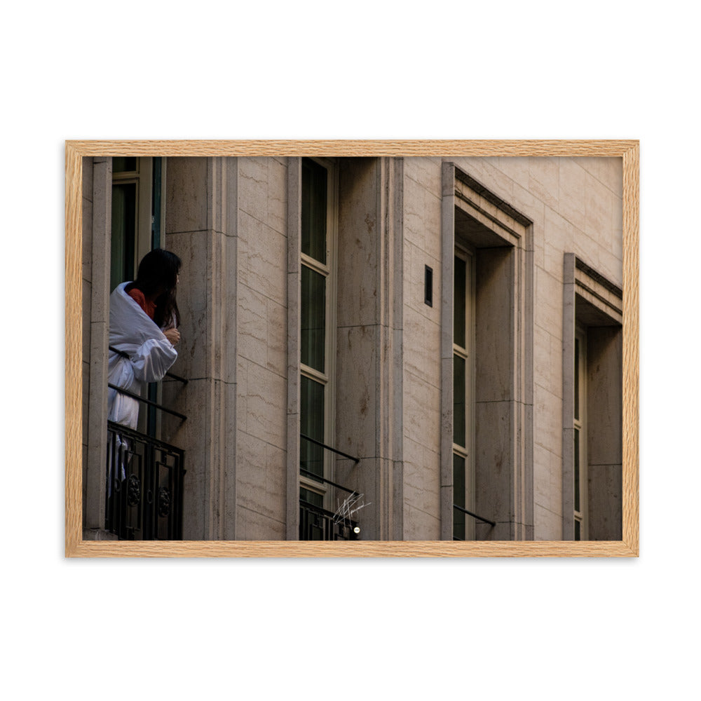 Photographie d'une femme s'étirant à sa fenêtre près des Champs Elysées, enveloppée d'une couverture, évoquant la sérénité des matins parisiens.