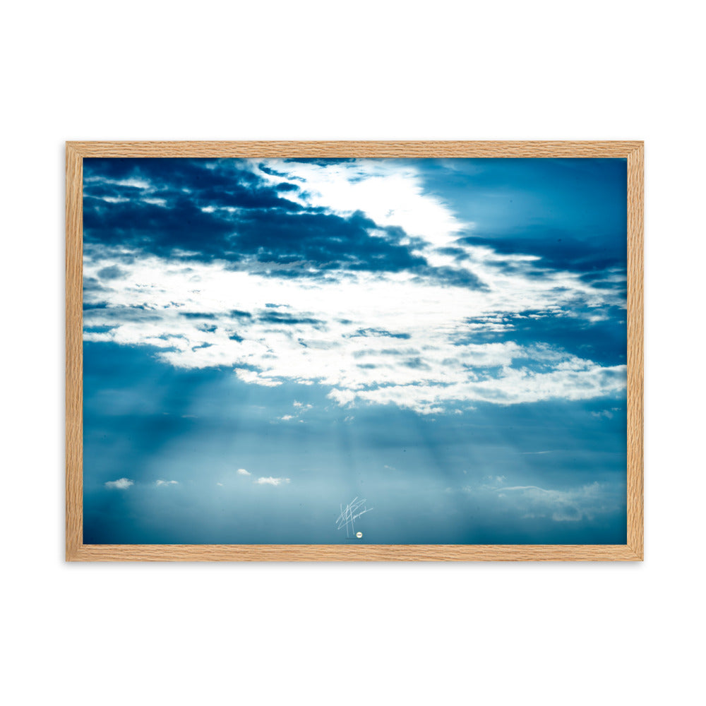 Photographie éblouissante du ciel, illuminé par des rayons solaires traversant de magnifiques nuages, évoquant émerveillement et sérénité.