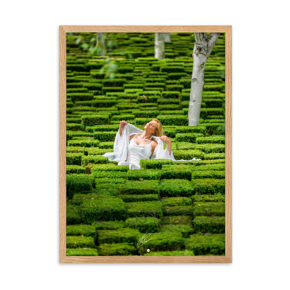 Portrait élégant de 'Blanche', une femme blonde vêtue de blanc, posant au milieu d'un jardin verdoyant et luxuriant, évoquant la beauté et la sérénité.