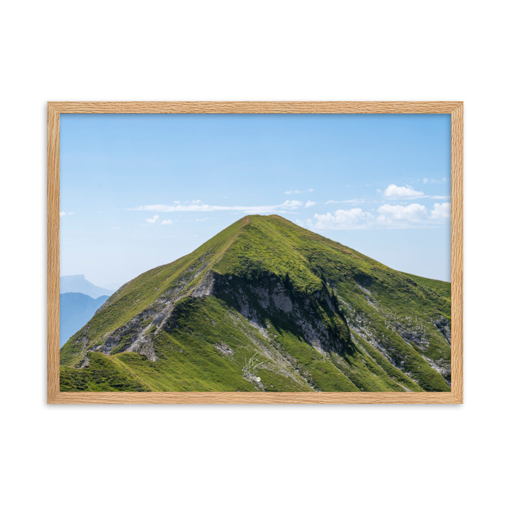 Vue panoramique du 'Mamelon Vert' avec sa végétation luxuriante et montagneuse, encadrée en bois de chêne.