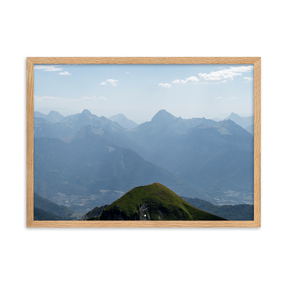 Vue panoramique depuis le sommet de La Tournette, baigné par la lumière d'une chaude journée d'été, encadrée d'un cadre en chêne massif.