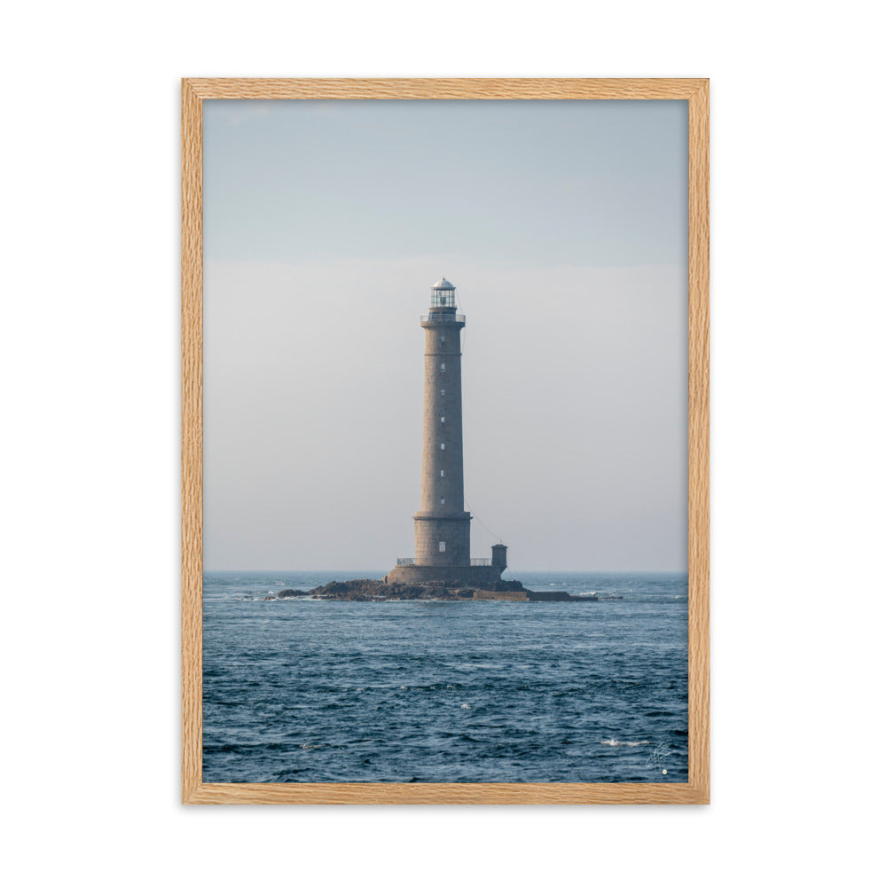 Photographie en couleur du Phare de la Hague par Yann Peccard, encadrée élégamment, capturant la sérénité maritime et la majesté de la nature.