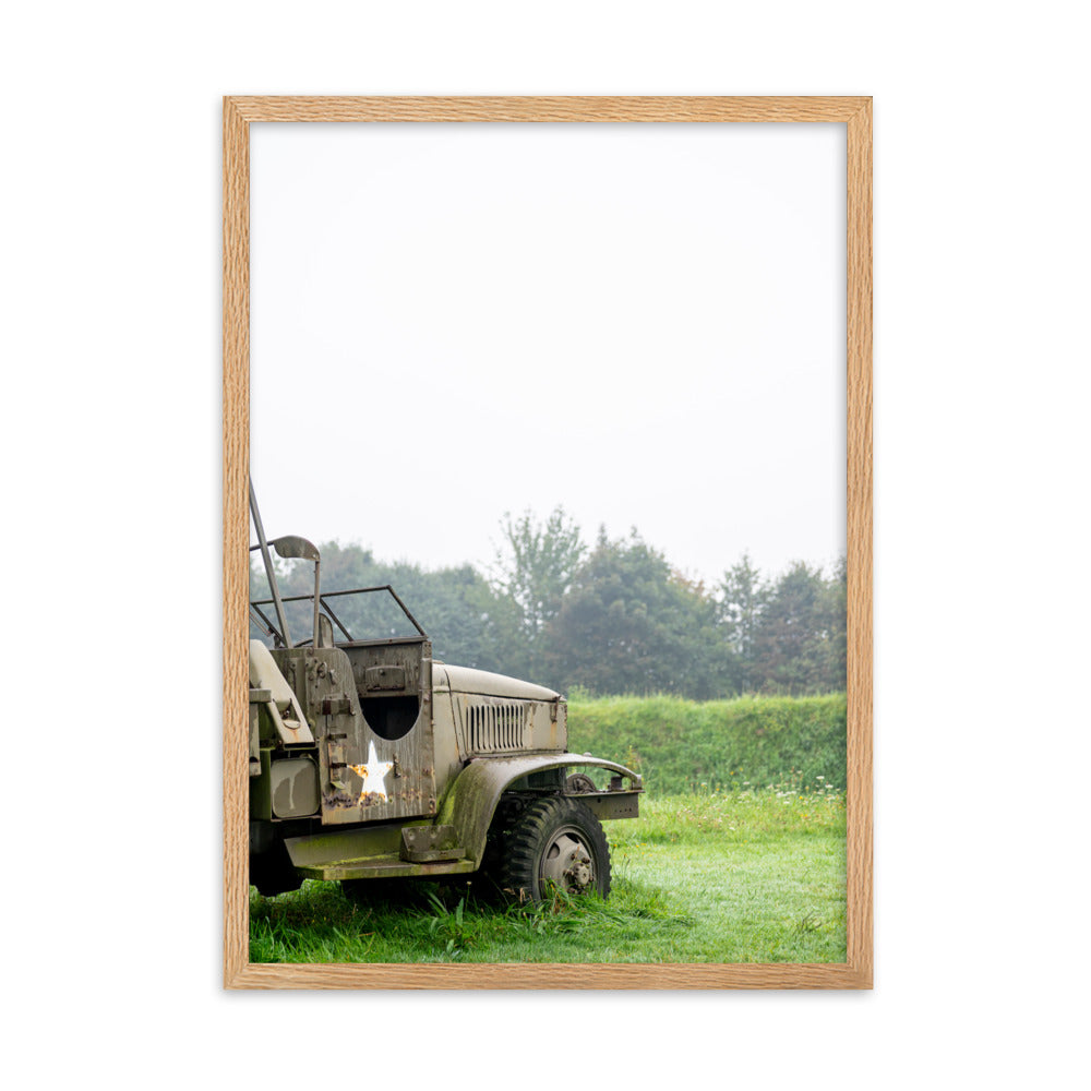 Image détaillée du véhicule militaire "GMC CCKW" dans son environnement naturel, photographie d'Yann Peccard, parfaite pour ajouter une touche historique à tout espace.