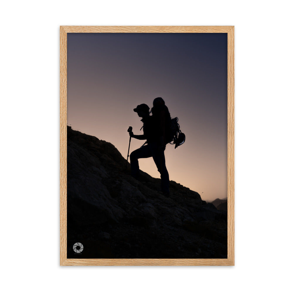 Explorez l'esprit d'aventure avec le poster "Ascension au Crépuscule" de Brad Explographie. Capturant un randonneur solitaire en montagne au crépuscule, cette œuvre imprimée sur papier mat épais inspire exploration et sérénité.