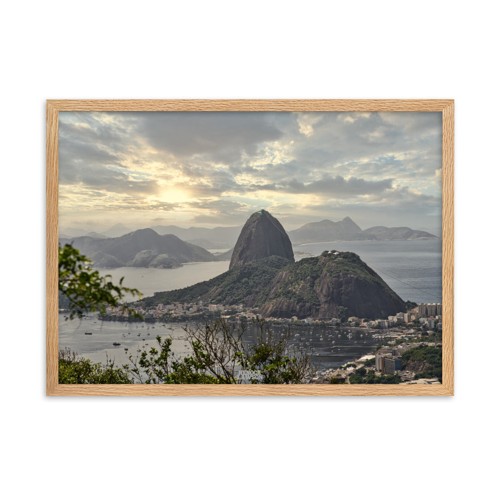 Poster encadré "Panorama de Rio" par Henock Lawson, montrant un paysage iconique de Rio avec le Pain de Sucre, idéal pour ceux qui sont captivés par la beauté des paysages urbains et naturels.