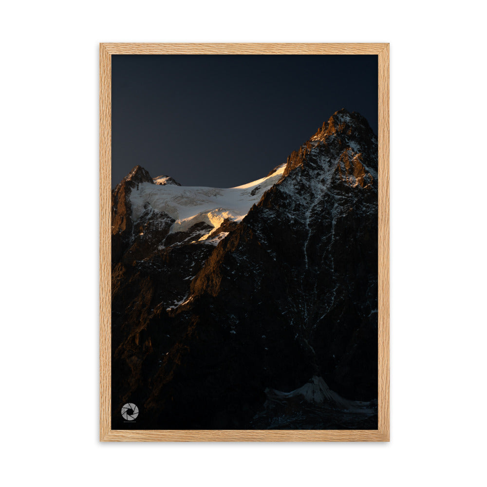 Image d'un crépuscule en montagne, une œuvre de Brad_Explographie, parfaite pour représenter la majesté et la grandeur naturelle des paysages alpins.