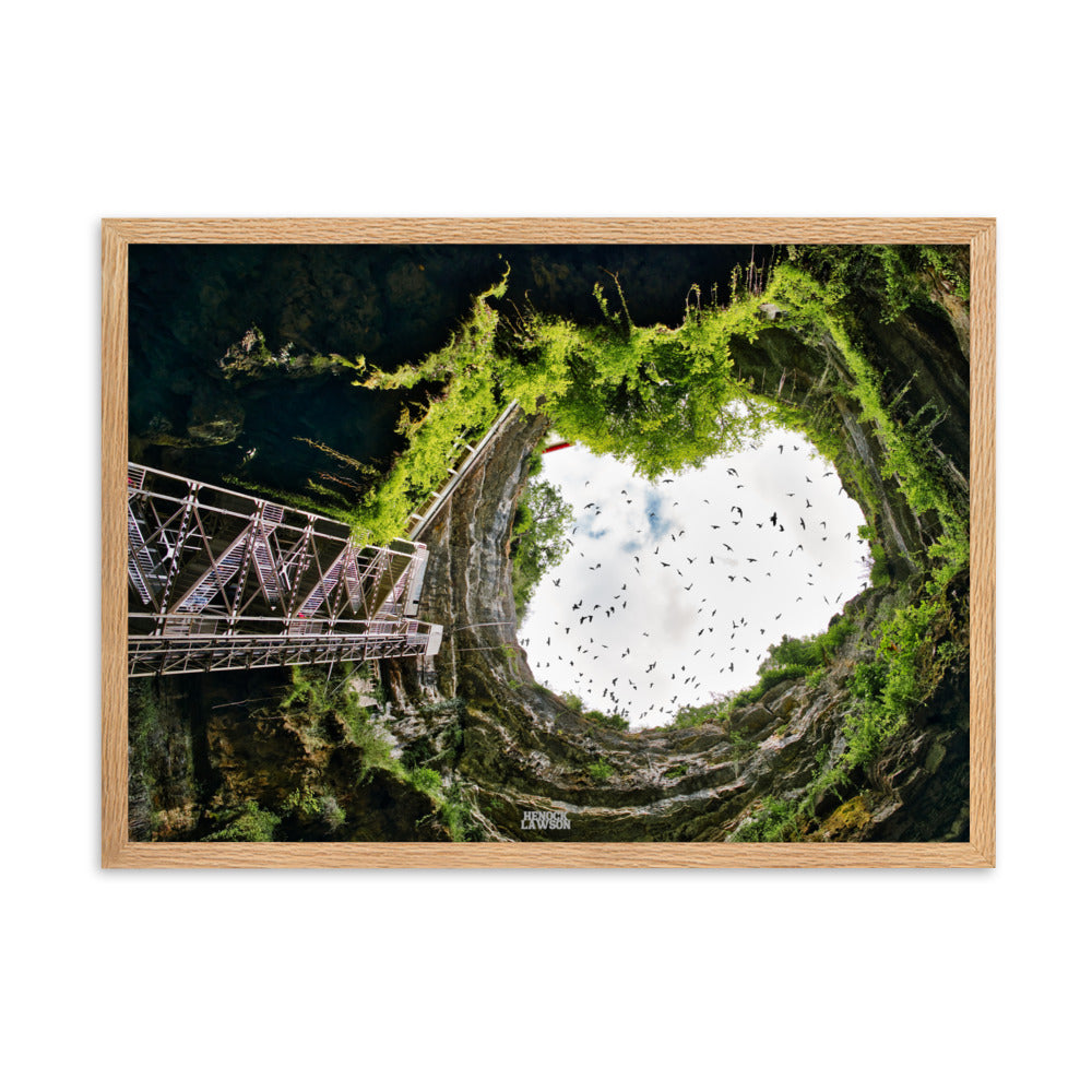 Photographie du poster "Vue du ciel" de Henock Lawson, montrant une gorge naturelle avec un ciel ouvert encadré par la végétation et les rochers.