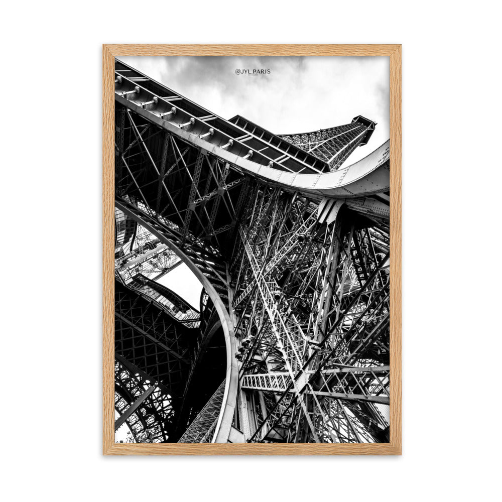 Poster "Entrejambe" par JYL.PARIS, capturant les détails architecturaux de la Tour Eiffel en treillis et en noir et blanc.