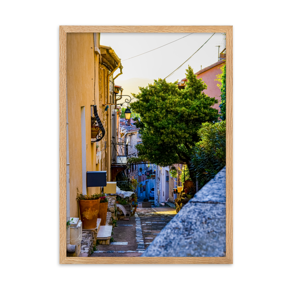 Poster coloré "Rue de Cuers" montrant une rue pittoresque d'un village provençal, baignée de soleil et d'ambiance méditerranéenne.