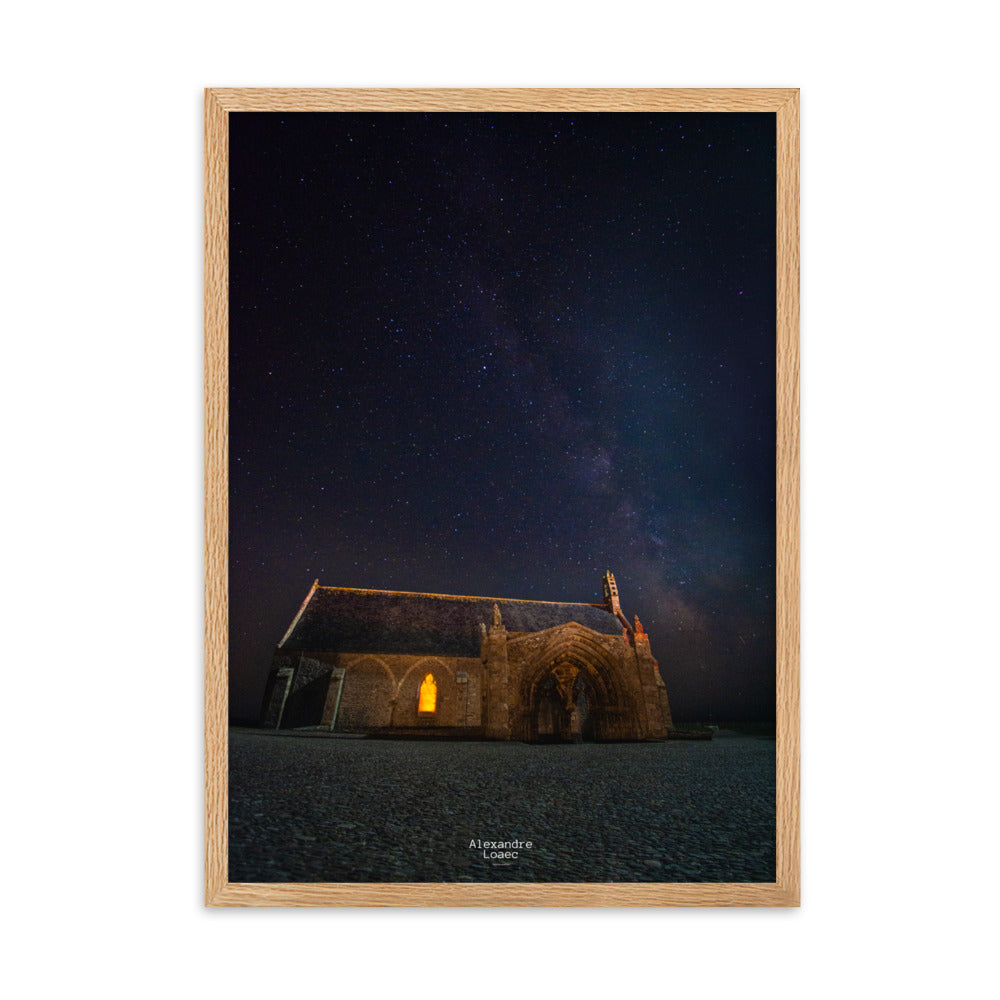 Poster captivant "Notre-Dame des Grâces sous les cieux", montrant l'ancienne église de St-Mathieu dans le Finistère, un joyau d'architecture et d'histoire.