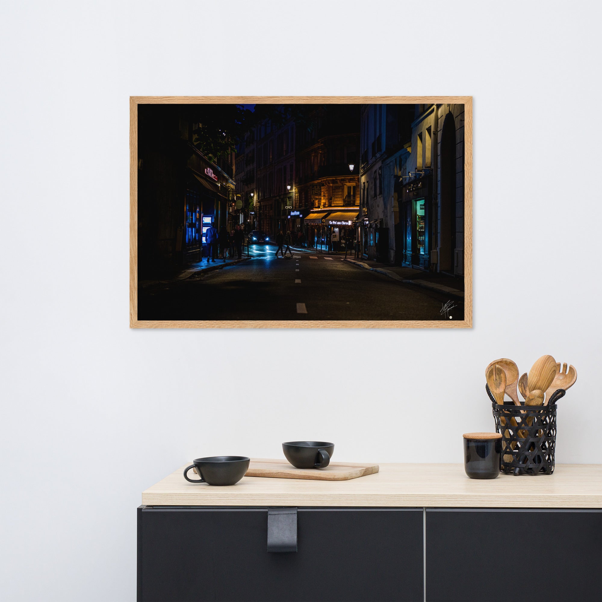 Photographie nocturne de la 'Rue Bonaparte' à Paris, capturant l'essence urbaine du 6ème arrondissement. Poster encadré et signé, reflétant le charme parisien authentique.