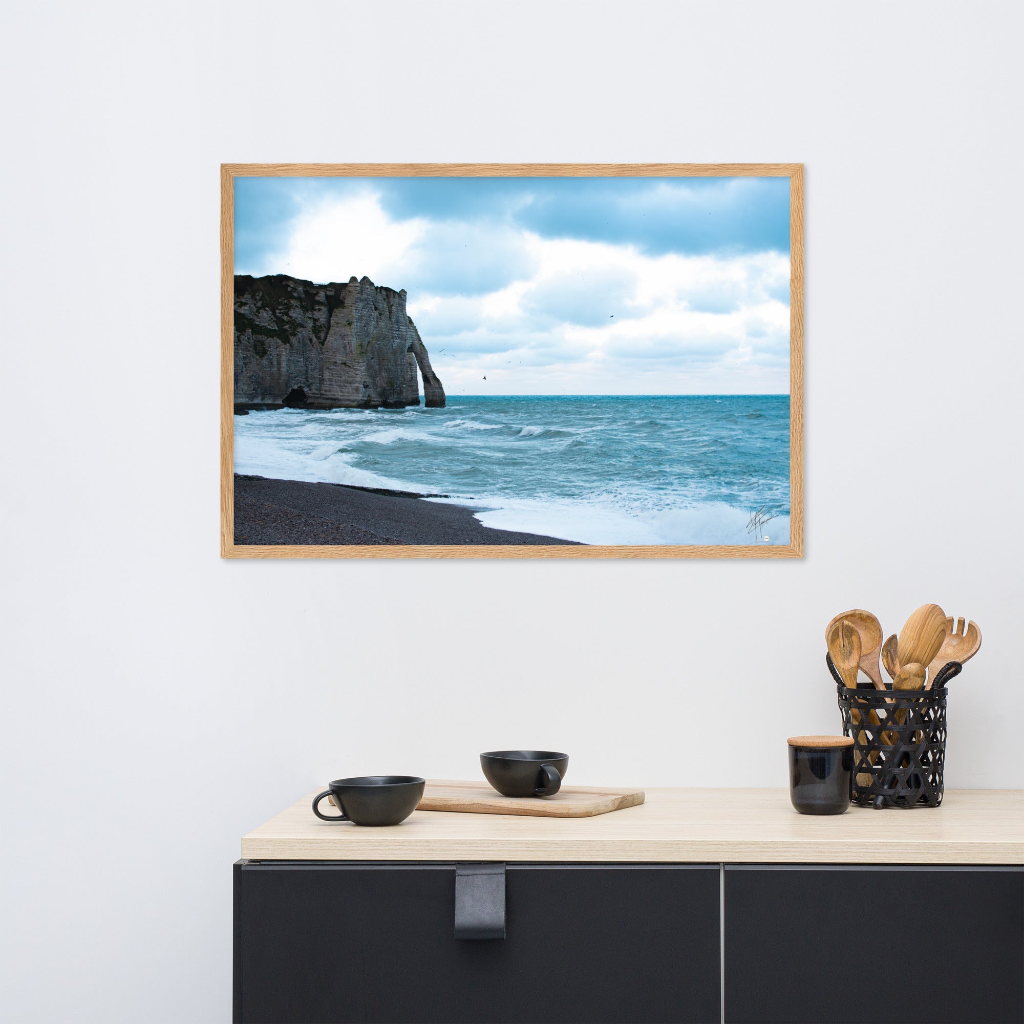 Photographie apaisante de la plage d'Etretat, où la mer caresse le rivage sous un ciel clair. Une représentation parfaite de la tranquillité et de la beauté naturelle de la côte normande.