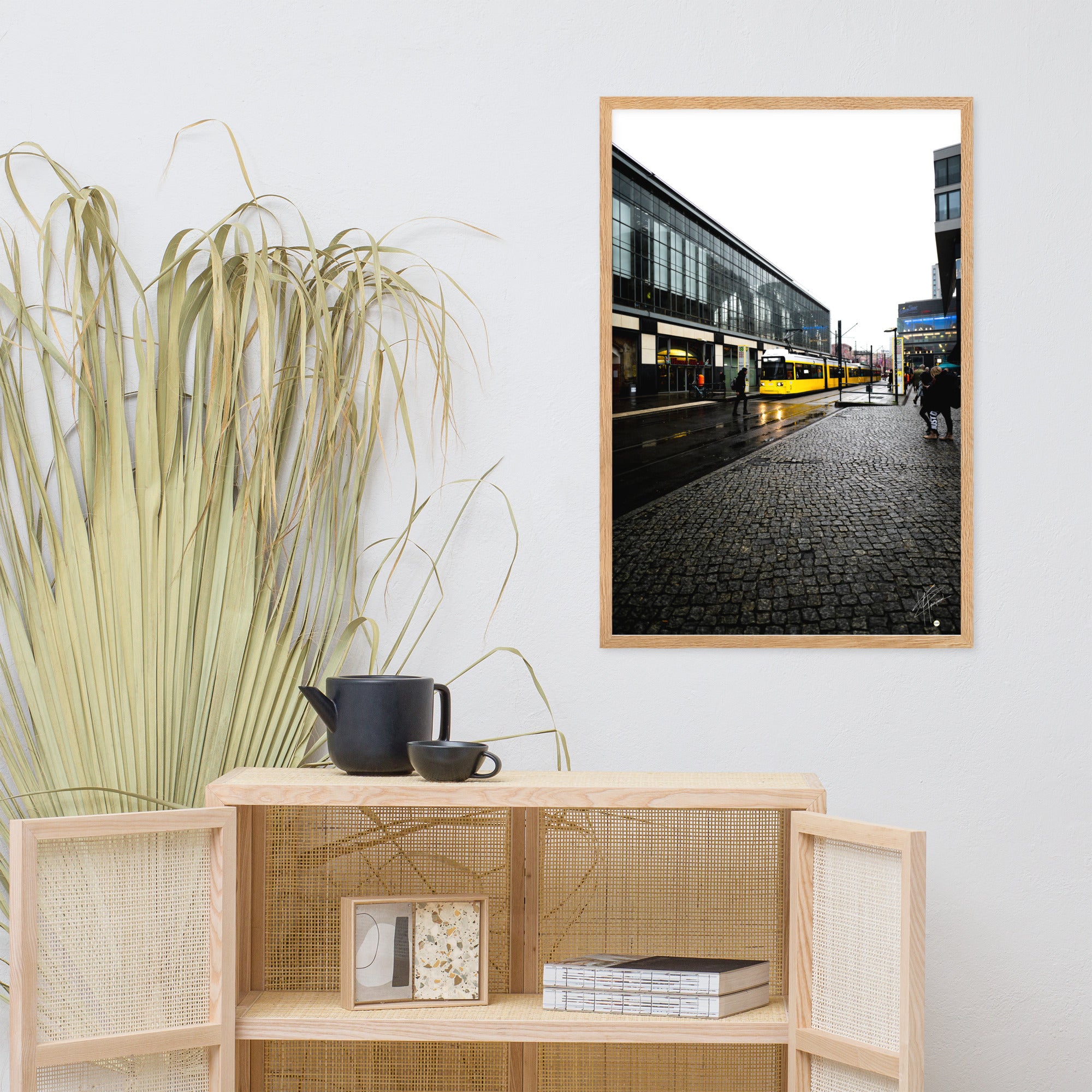 Photographie capturant un tramway jaune passant devant un cinéma à Berlin. Une scène urbaine dynamique mêlée à l'aura du monde cinématographique.