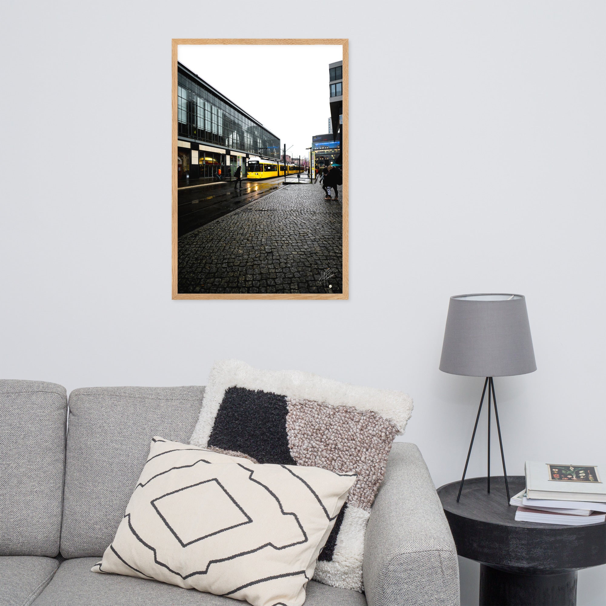 Photographie capturant un tramway jaune passant devant un cinéma à Berlin. Une scène urbaine dynamique mêlée à l'aura du monde cinématographique.