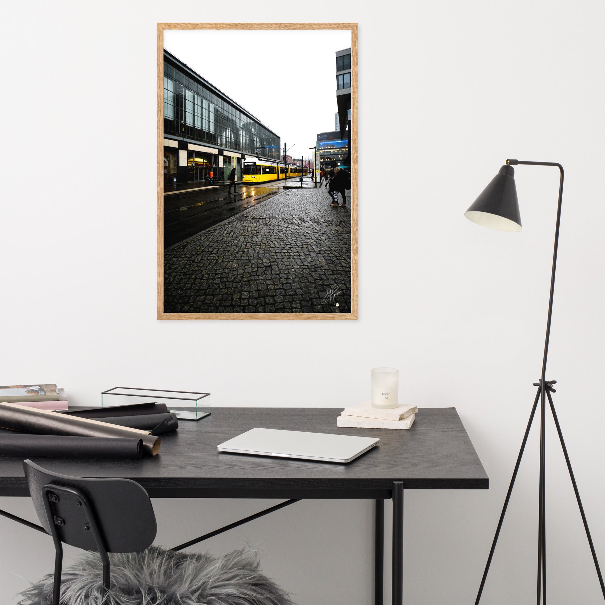 Photographie capturant un tramway jaune passant devant un cinéma à Berlin. Une scène urbaine dynamique mêlée à l'aura du monde cinématographique.