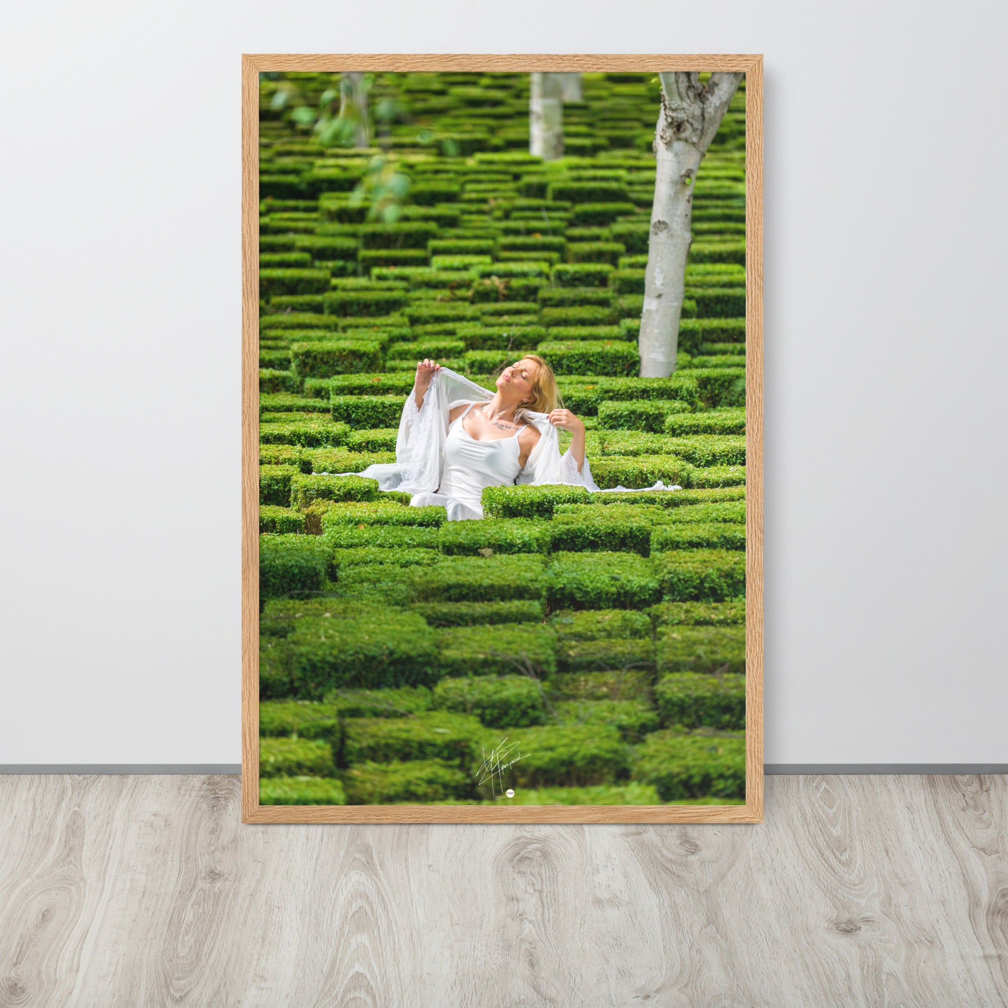 Portrait élégant de 'Blanche', une femme blonde vêtue de blanc, posant au milieu d'un jardin verdoyant et luxuriant, évoquant la beauté et la sérénité.